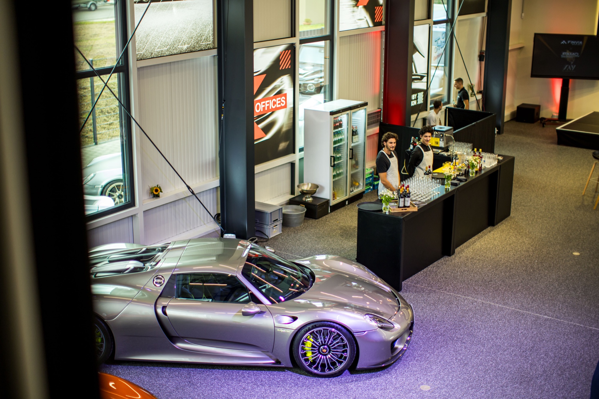 Luxus-Sportwagen im Showroom beim exklusiven Kundenevent