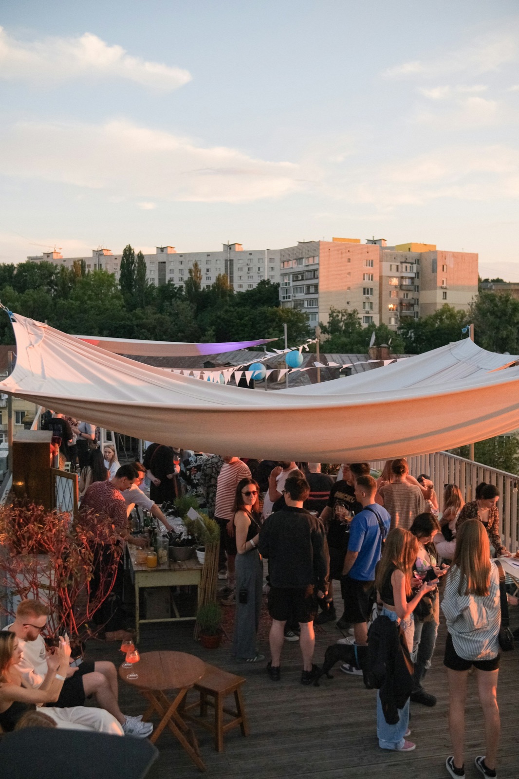 Gäste feiern beim sommerlichen Firmenfest im Grünen