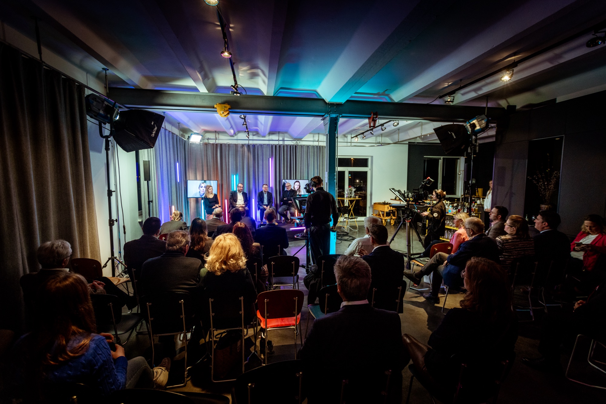 Panel-Talk der CDU Hessen mit Bühne, Publikum und Kameratechnik
